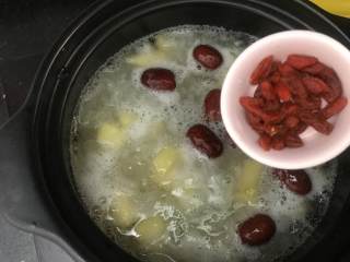 7、银耳苹果红枣羹,快出锅的时候放入枸杞，搅拌均匀即可。