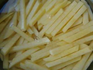 1、炸薯条,土豆去皮洗净，切成小手指粗细的条，用水泡着防止氧化，稍微清洗一下去除表面淀粉