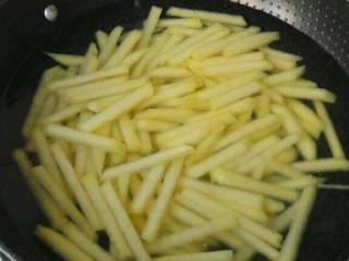 2、炸薯条,锅中烧热水，水开后放入土豆条煮4分钟，不要煮熟，半熟即可