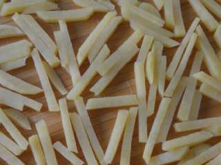 3、炸薯条,捞出放到盖帘上凉凉，控水，凉后如果一次吃不了这么多可以冻一部分，随时吃随时拿出来炸就可以