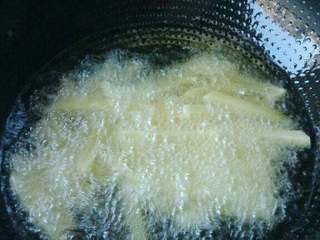 4、炸薯条,锅中放油，油6成热时，放入土豆条炸至金黄