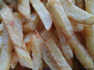 5、炸薯条,捞出撒盐，拌均