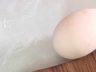 3、虾肉蔬菜鸡蛋卷（宝宝最爱）,一个鸡蛋(才从鸡窝里捡的，还是热的，哈哈)如果有胡萝卜可以切点胡萝卜哈。