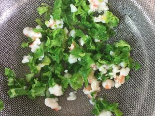 6、虾肉蔬菜鸡蛋卷（宝宝最爱）,煮好的菜心和虾肉倒入漏网里沥干
