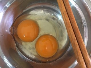 7、虾肉蔬菜鸡蛋卷（宝宝最爱）,鸡蛋打入碗里，（哇我运气太好了，还捡到一个双黄蛋，嘻嘻）