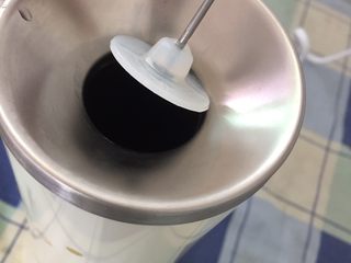 9、虾肉蔬菜鸡蛋卷（宝宝最爱）,蛋卷机接通电源线预热两分钟，将刷油杆沾油伸入容器内上下滑动几下，保证油均匀，将蔬菜虾肉蛋糊倒进去，插入竹签，盖上外盖，等几分钟蛋卷熟了就自己慢慢伸起来了