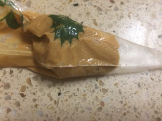 8、花生酱面包卷#乐享双节#,定型期间将花生酱装入裱花袋，剪小口。