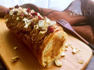 10、花生酱面包卷#乐享双节#,撒上坚果碎。