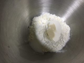 1、呆萌熊猫豆沙包,中筋面粉倒入盆内，倒入干酵母和细砂糖