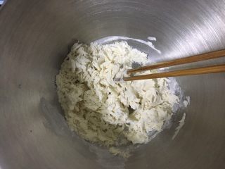 2、呆萌熊猫豆沙包,一边倒入清水一边用筷子搅拌成棉絮状