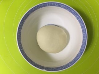 3、呆萌熊猫豆沙包,揉成光滑面团，盖上湿毛巾，温暖处发酵1个小时左右
