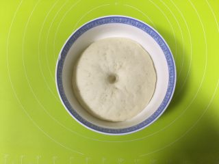 4、呆萌熊猫豆沙包,发酵到面团的2倍大小，用手指沾一点面粉戳一下，不会回缩即可