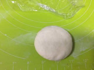 8、呆萌熊猫豆沙包,包好豆沙馅，收口，按压一下