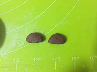 9、呆萌熊猫豆沙包,取一个可可小面团，按压成圆形，中间切开，作为耳朵