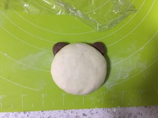 10、呆萌熊猫豆沙包,耳朵和脸的粘合处沾一点点水，便于粘合