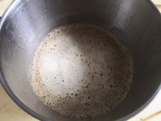 2、费南雪,再转为小而密的气泡,此时关火,完成黄油的焦化,放凉备用,