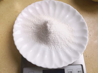 3、费南雪,低粉过筛备用,准备好蛋白,