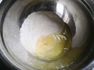 5、费南雪,倒入一半的蛋白,拌至无颗粒,