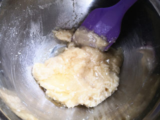 6、费南雪,加入蜂蜜搅拌均匀,