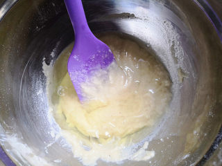 7、费南雪,再倒入剩下一半的蛋白,搅拌均匀,