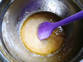 8、费南雪,倒入焦化好放凉的黄油,搅拌均匀,