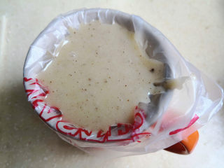 9、费南雪,把拌好的蛋糕糊装到裱花袋里,