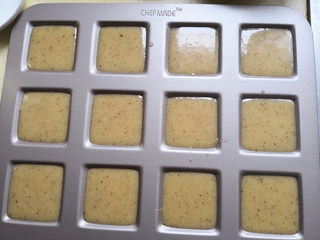 10、费南雪,挤到模具里,注意不要挤得太满,八分满就好啦,