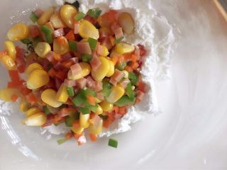 4、洋葱圈煎蛋饼-可以和宝贝抢着吃的美食,将3种的食材倒入玉米淀粉中