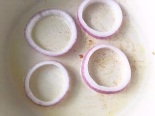 8、洋葱圈煎蛋饼-可以和宝贝抢着吃的美食,热锅，倒入少许橄榄油，放入洋葱圈