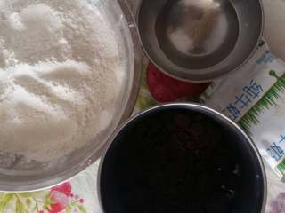 1、????猫耳朵????,红糖用清水化开,面粉取一部分放在溶化好红糖中和面,剩下的面粉加入牛奶和面