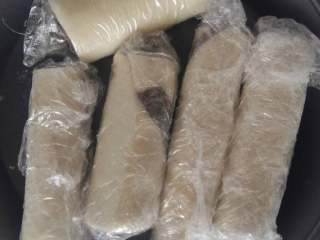 4、????猫耳朵????,用保鲜膜包上放在冰箱冻一个小时后取出来切成薄片,锅里倒入油油热后开炸,炸的时间不要太久,所有的猫耳朵全部炸完以后,油重新加热将炸好一遍的猫耳朵再过一下油一两秒就可以出锅了