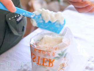 2、鳕鱼肠,放入裱花袋。