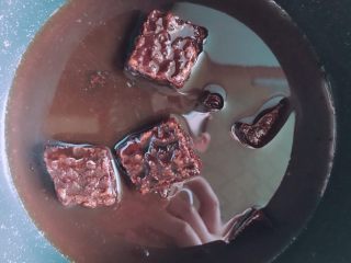 1、网红爆浆珍珠蛋糕,先做黑糖珍珠，把黑糖和水混合，黑糖可以按碎