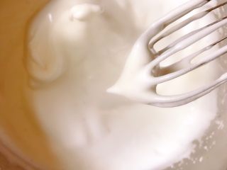 11、网红爆浆珍珠蛋糕,分三次加入50g糖，打至8分发，打蛋头提起有略带弧度的尖角