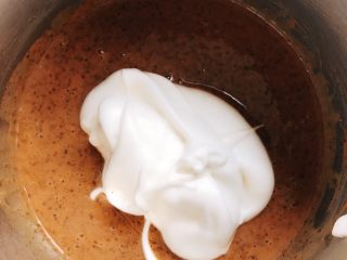 12、网红爆浆珍珠蛋糕,取1/3蛋白入蛋黄面糊中翻拌均匀