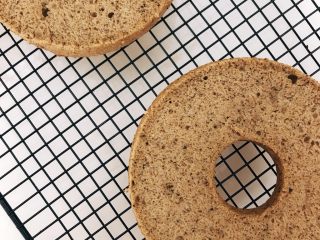 15、网红爆浆珍珠蛋糕,可以不用分片，直接使用，可以看一下里面的组织，茶渣可见，蓬松绵软