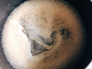 17、网红爆浆珍珠蛋糕,继续煮一点红茶牛奶，可以用茶包，总量也是40g，这次不要茶渣