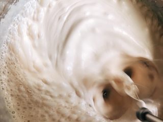 18、网红爆浆珍珠蛋糕,红茶牛奶完全冷却后加奶油、黑糖粉、盐一起打发，打至奶油8分发，有清晰纹路，但可以非常缓慢流动