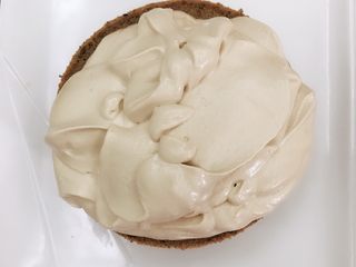 20、网红爆浆珍珠蛋糕,剩余奶酱倒在蛋糕上，略微抹平，让周围自然滴落