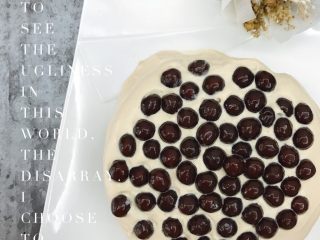 21、网红爆浆珍珠蛋糕,铺上剩下的珍珠即可，珍珠煮好以后泡在凉白开里，要铺的时候一定要提前沥干水，带了太多水分会破坏奶酱淋面