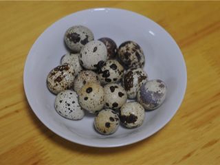 1、虎皮鹌鹑蛋——让孩子爱上吃蛋,鹌鹑蛋洗干净，冷水入锅煮熟，大火煮开后转小火，煮5分钟即可