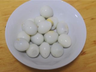 2、虎皮鹌鹑蛋——让孩子爱上吃蛋,煮好的鹌鹑蛋放凉水中浸泡片刻，剥壳（泡凉后剥壳更容易点）