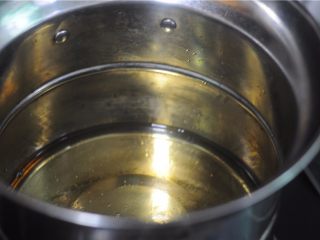 6、虎皮鹌鹑蛋——让孩子爱上吃蛋,锅中倒入适量油，烧至约6成熟