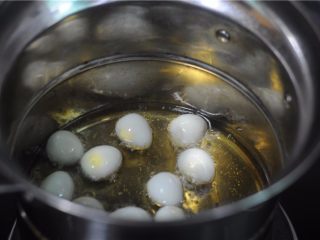 7、虎皮鹌鹑蛋——让孩子爱上吃蛋,放入鹌鹑蛋，小火炸至蛋白金黄、起皱