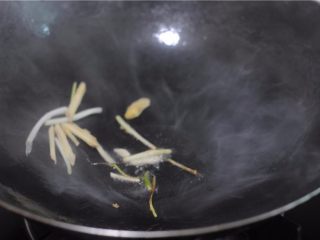 9、虎皮鹌鹑蛋——让孩子爱上吃蛋,锅中留底油，放入葱姜干辣椒爆香