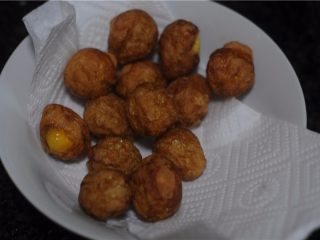 10、虎皮鹌鹑蛋——让孩子爱上吃蛋,倒入适量清水，放入鹌鹑蛋，调入老抽、生抽、大火烧开后转小火，煮几分钟