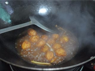 11、虎皮鹌鹑蛋——让孩子爱上吃蛋,加入糖、盐，翻炒均匀