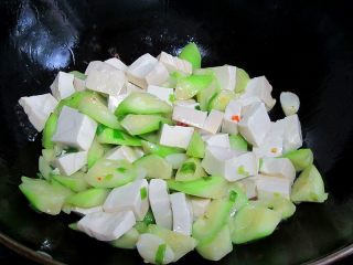 8、丝瓜炖豆腐,倒入豆腐，不要用锅铲翻炒，加入高汤煮开