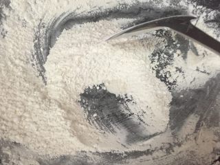 5、奥利奥雪梅娘,把100g糯米粉放到锅中炒熟，一定要慢火慢炒，炒到稍稍有点黄即可