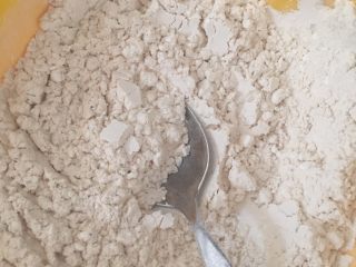 6、奥利奥雪梅娘,炒熟后马上空出来放一边放凉，避免锅中有余温导致熟粉焦了